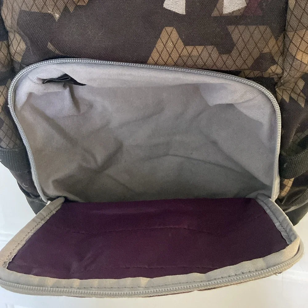 Under Armour Backpack - Picture 3 of 7